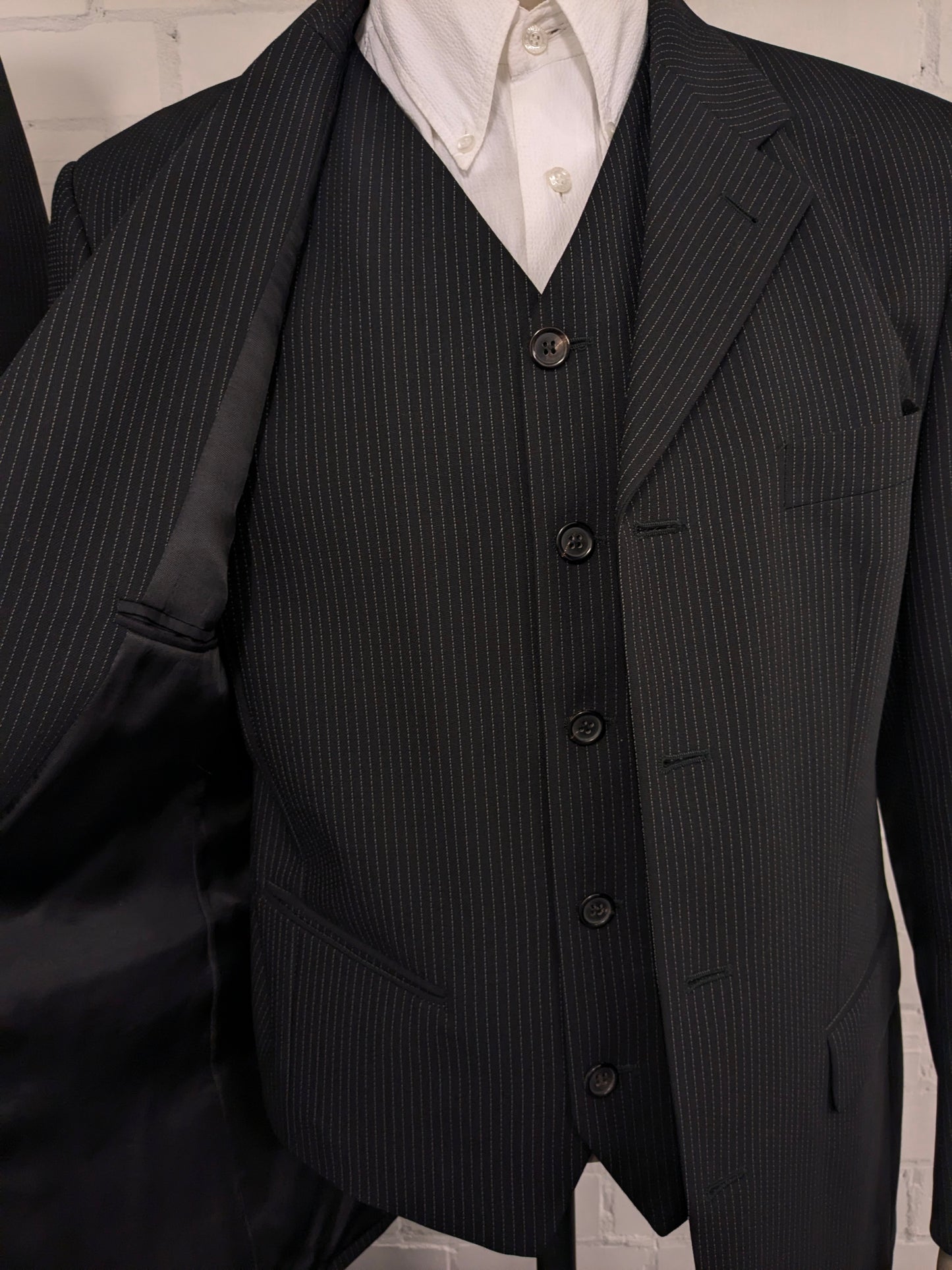 Cinque 3-piece costume. Black and white chalk stripe. Size 52 / L.