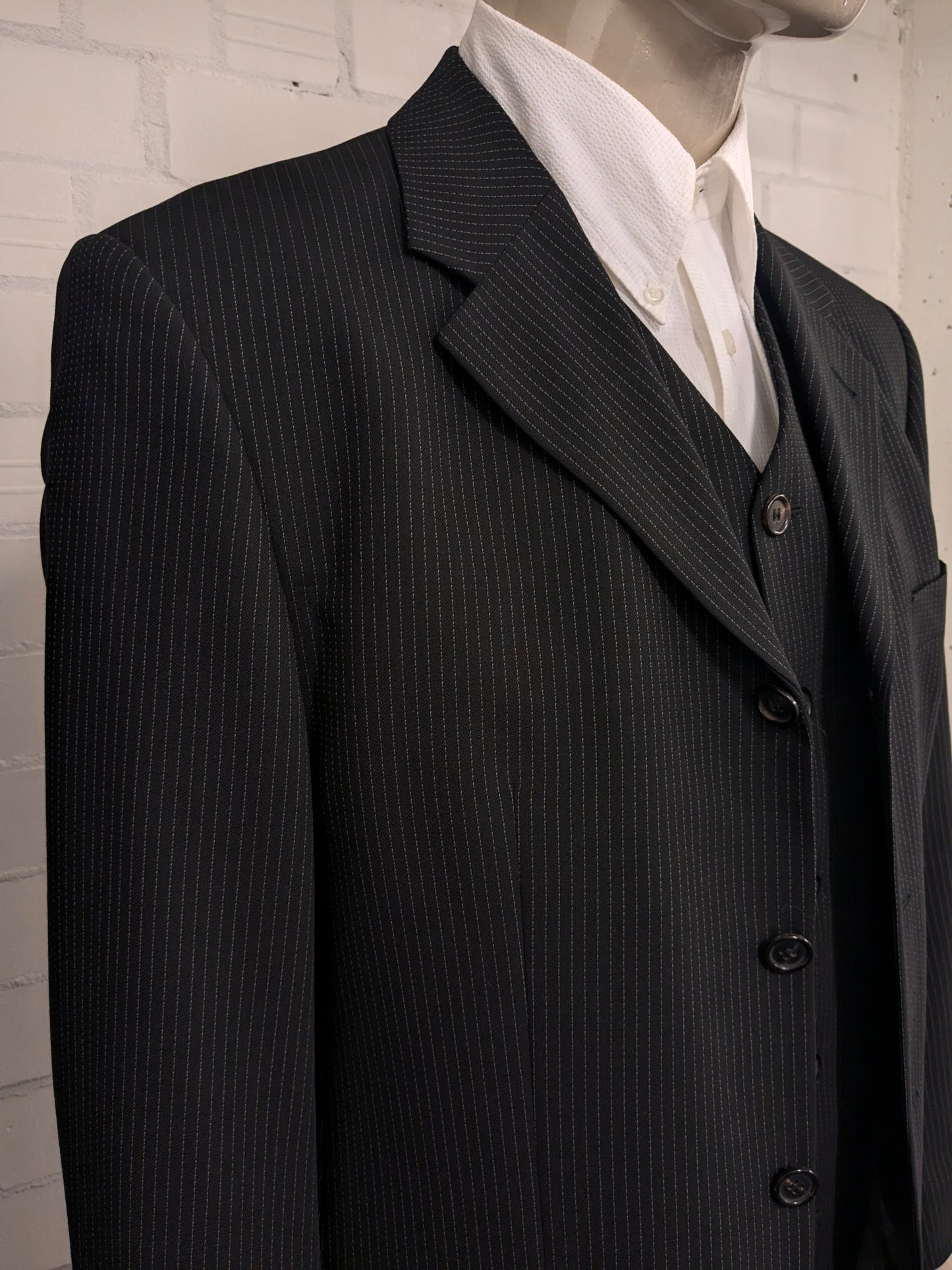 Cinque 3-piece costume. Black and white chalk stripe. Size 52 / L.