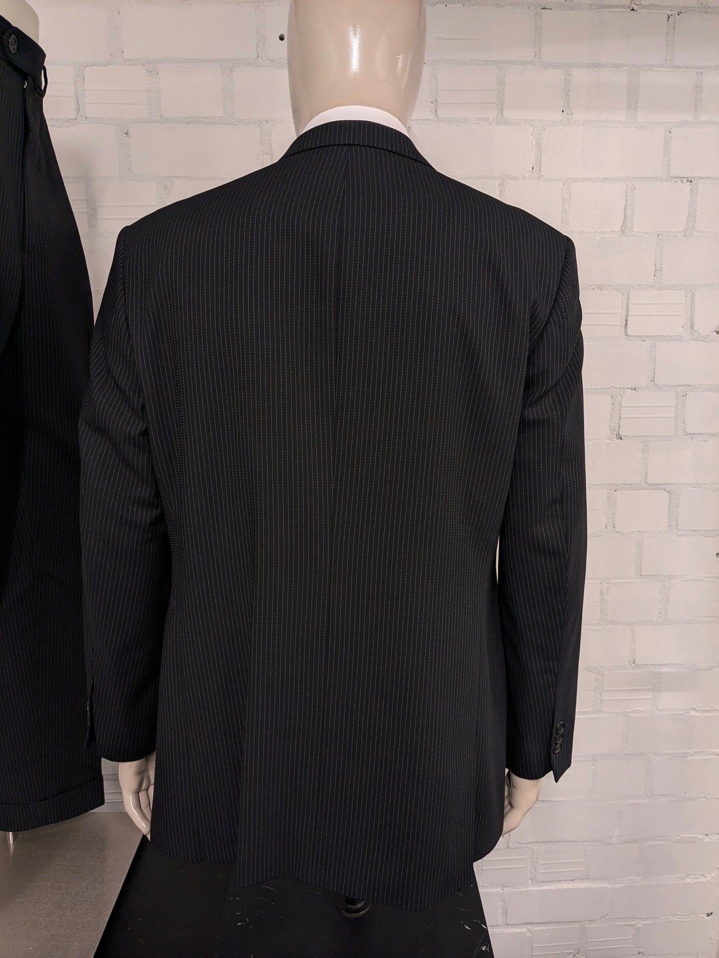 Cinque 3-piece costume. Black and white chalk stripe. Size 52 / L.