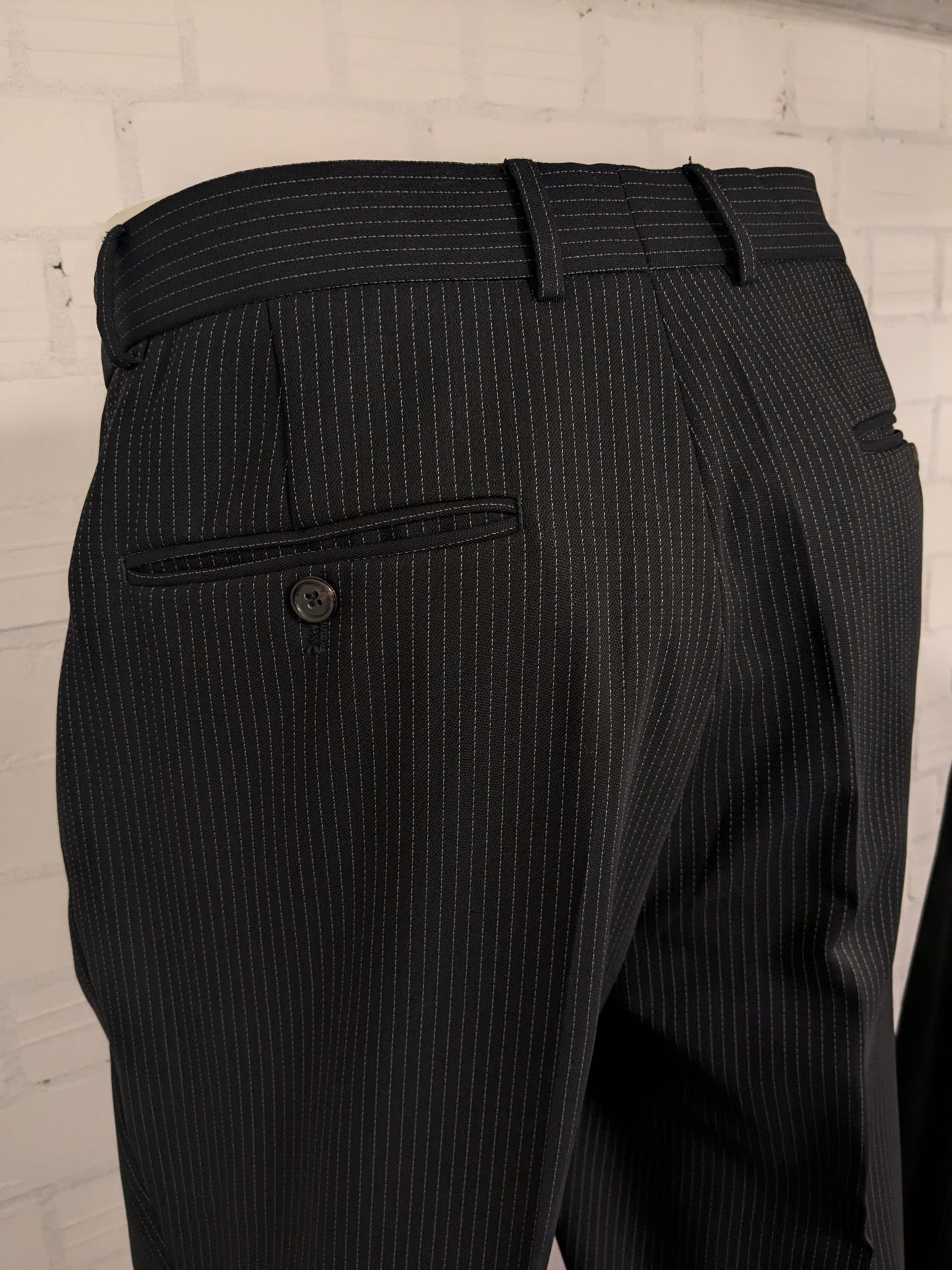 Cinque 3-piece costume. Black and white chalk stripe. Size 52 / L.