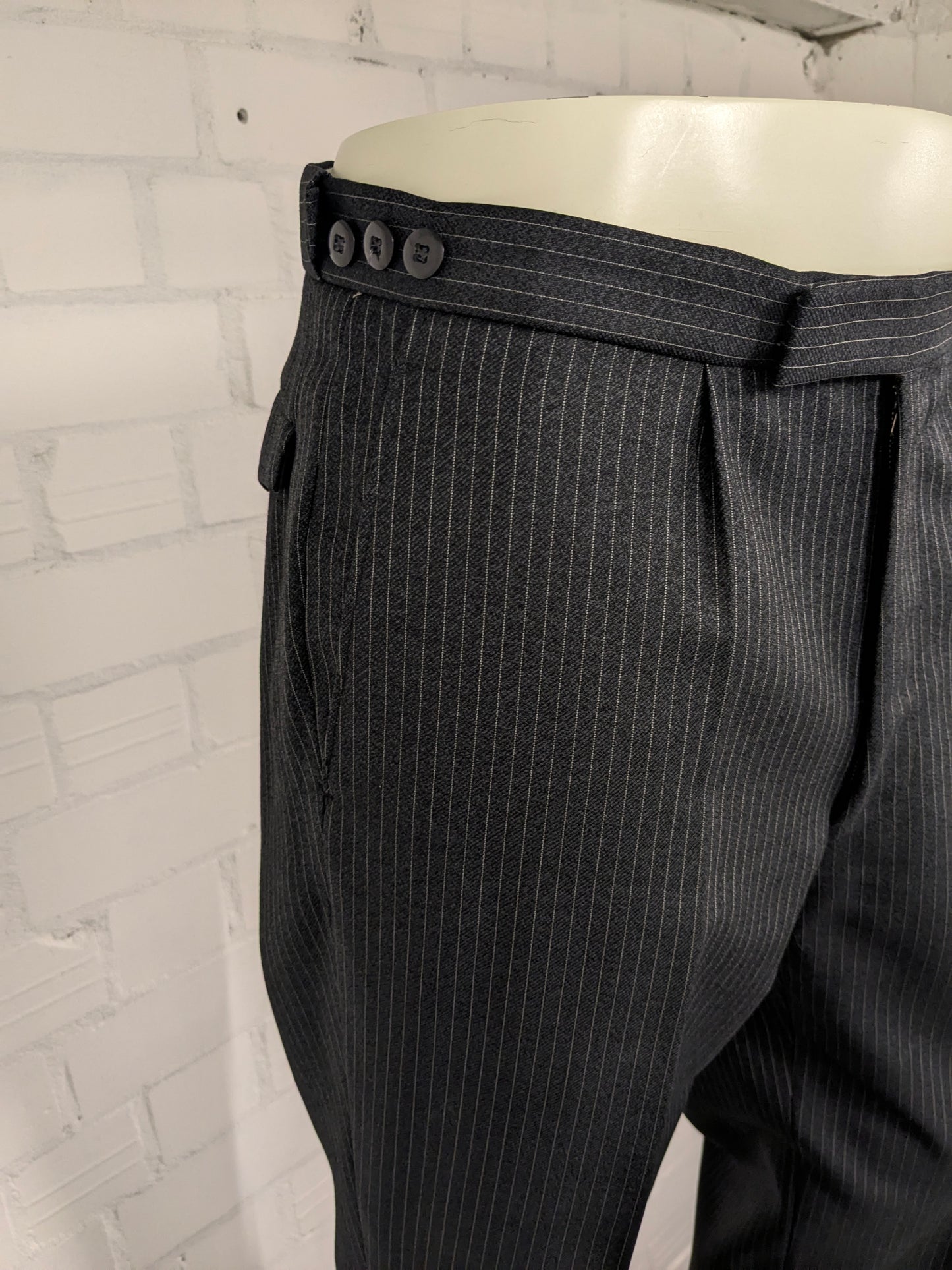 Pantaloni di lana di Cascogne. Linea di gesso grigio. Taglia 48 / M.