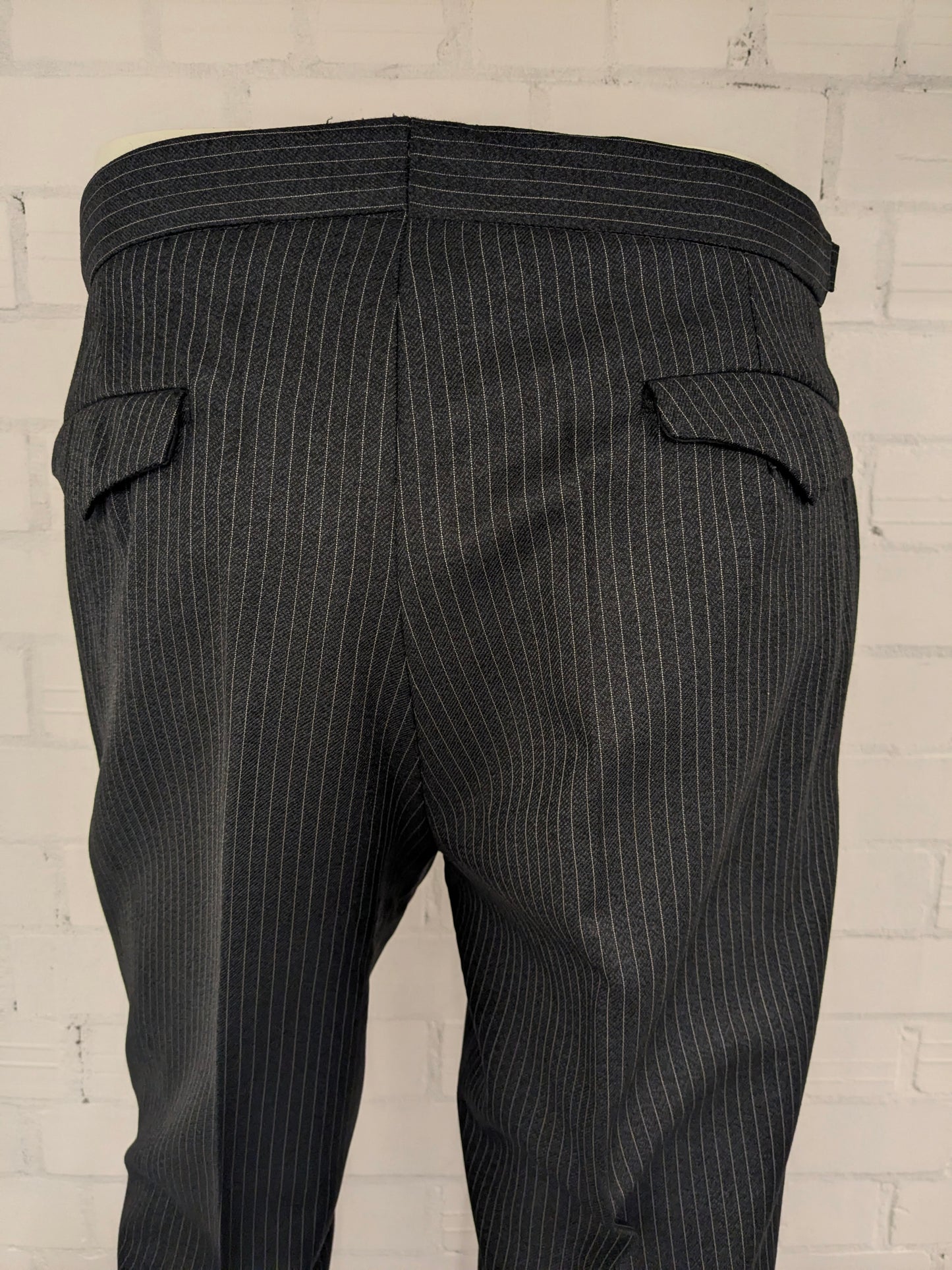 Pantaloni di lana di Cascogne. Linea di gesso grigio. Taglia 48 / M.