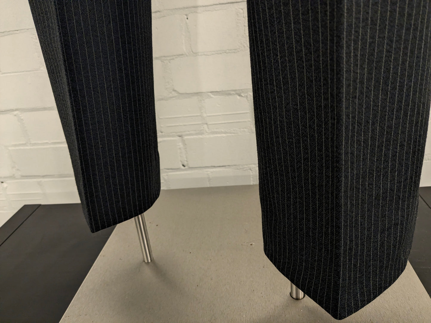 Pantaloni di lana di Cascogne. Linea di gesso grigio. Taglia 48 / M.