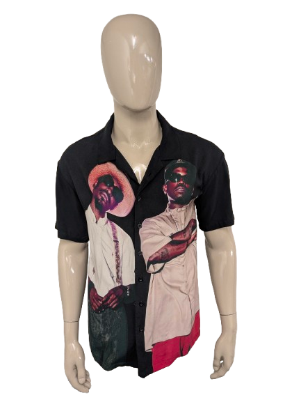Chemise à manches courtes Outkast. Noir avec impression. Taille M.