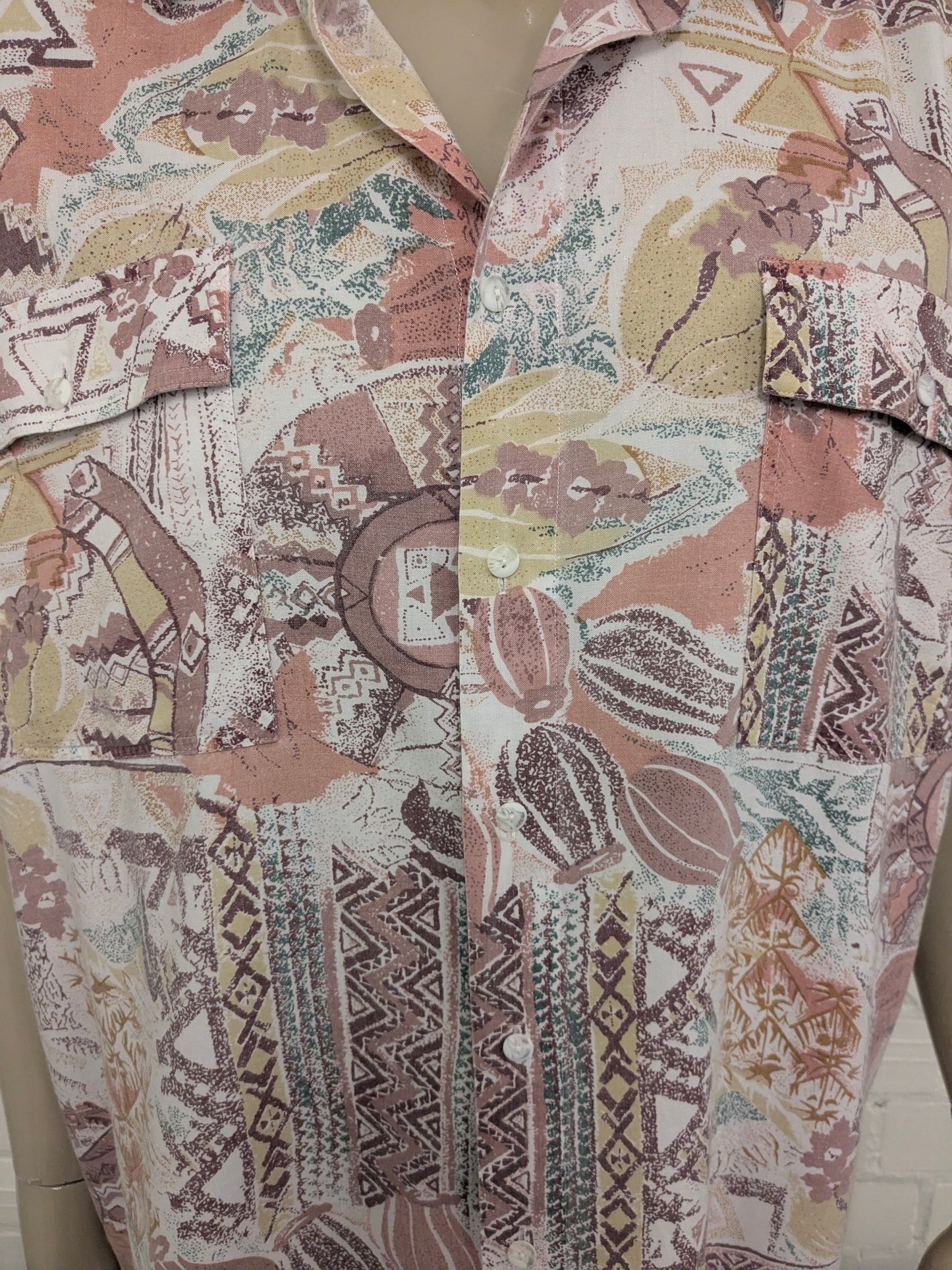 Camisa de empuje vintage 80-90 manga corta. Estampado morado verde rosa. Tamaño 3xl / xxxl.