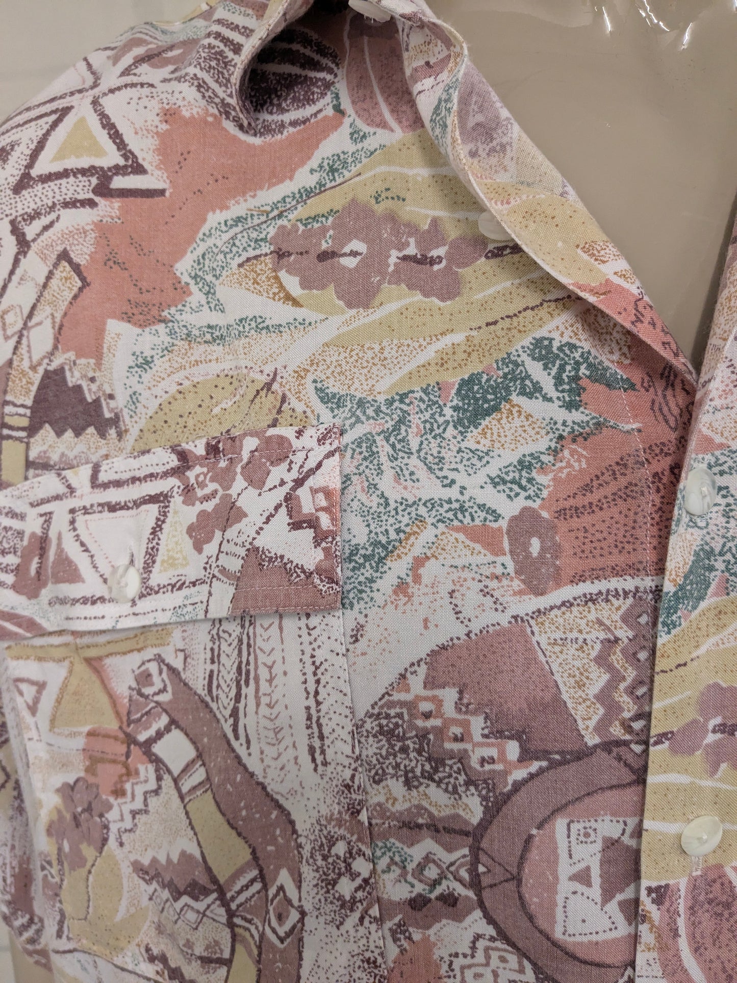 Camisa de empuje vintage 80-90 manga corta. Estampado morado verde rosa. Tamaño 3xl / xxxl.