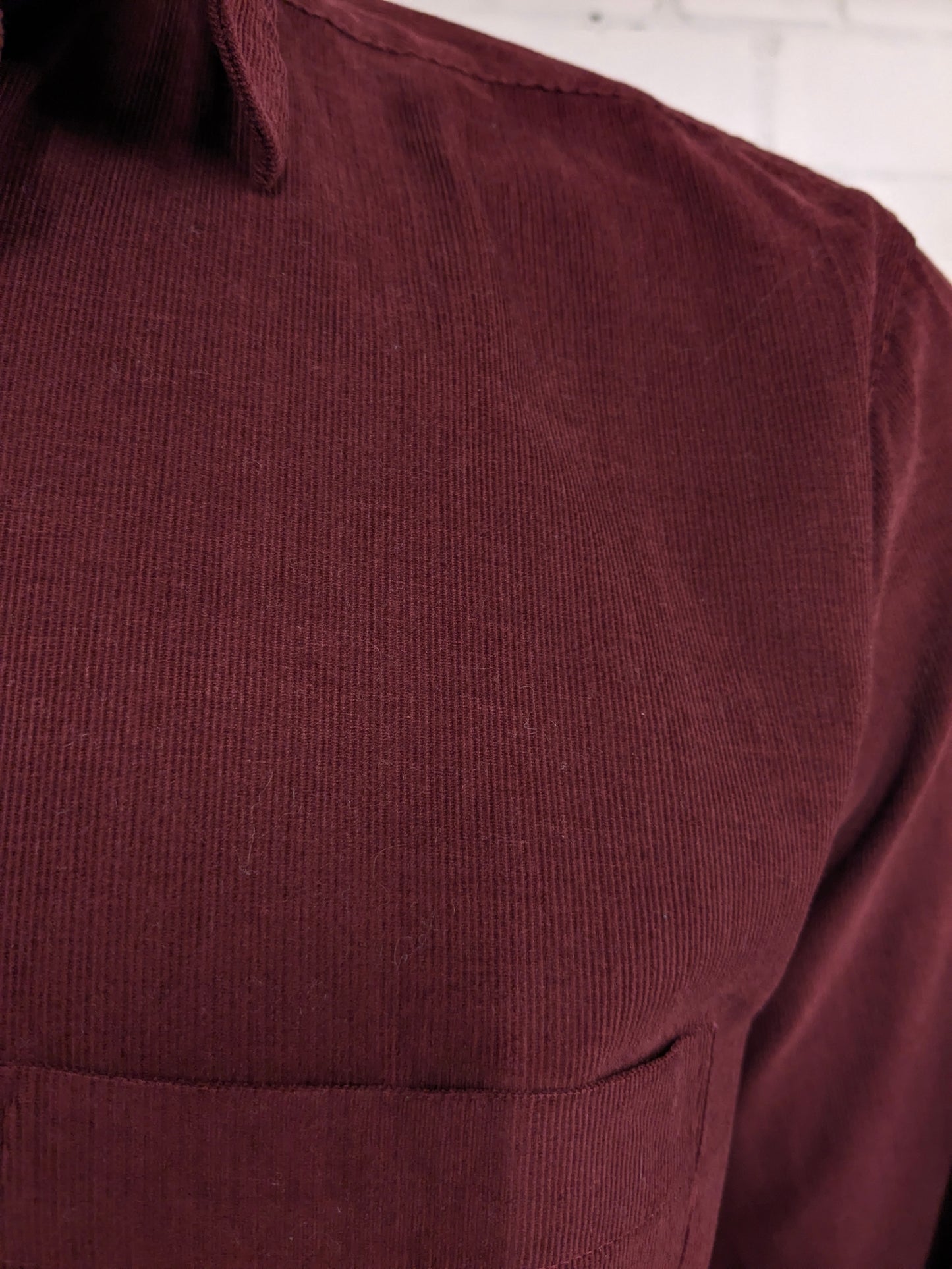 Vintage Angelo Litrico Ribhemd. Schöne Rippe. Bordeaux farbig. Größe L.