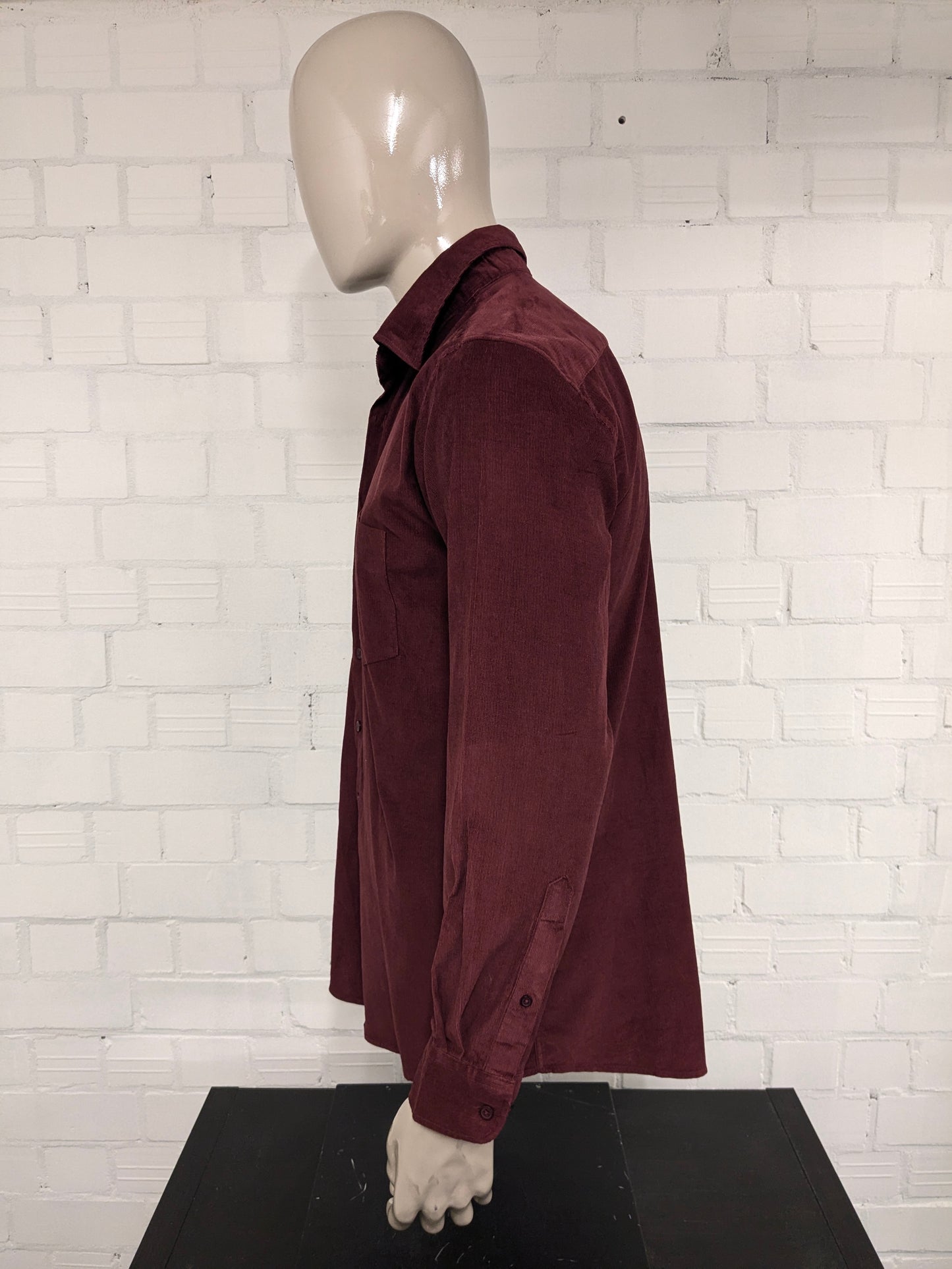 Vintage Angelo Litrico Ribhemd. Schöne Rippe. Bordeaux farbig. Größe L.