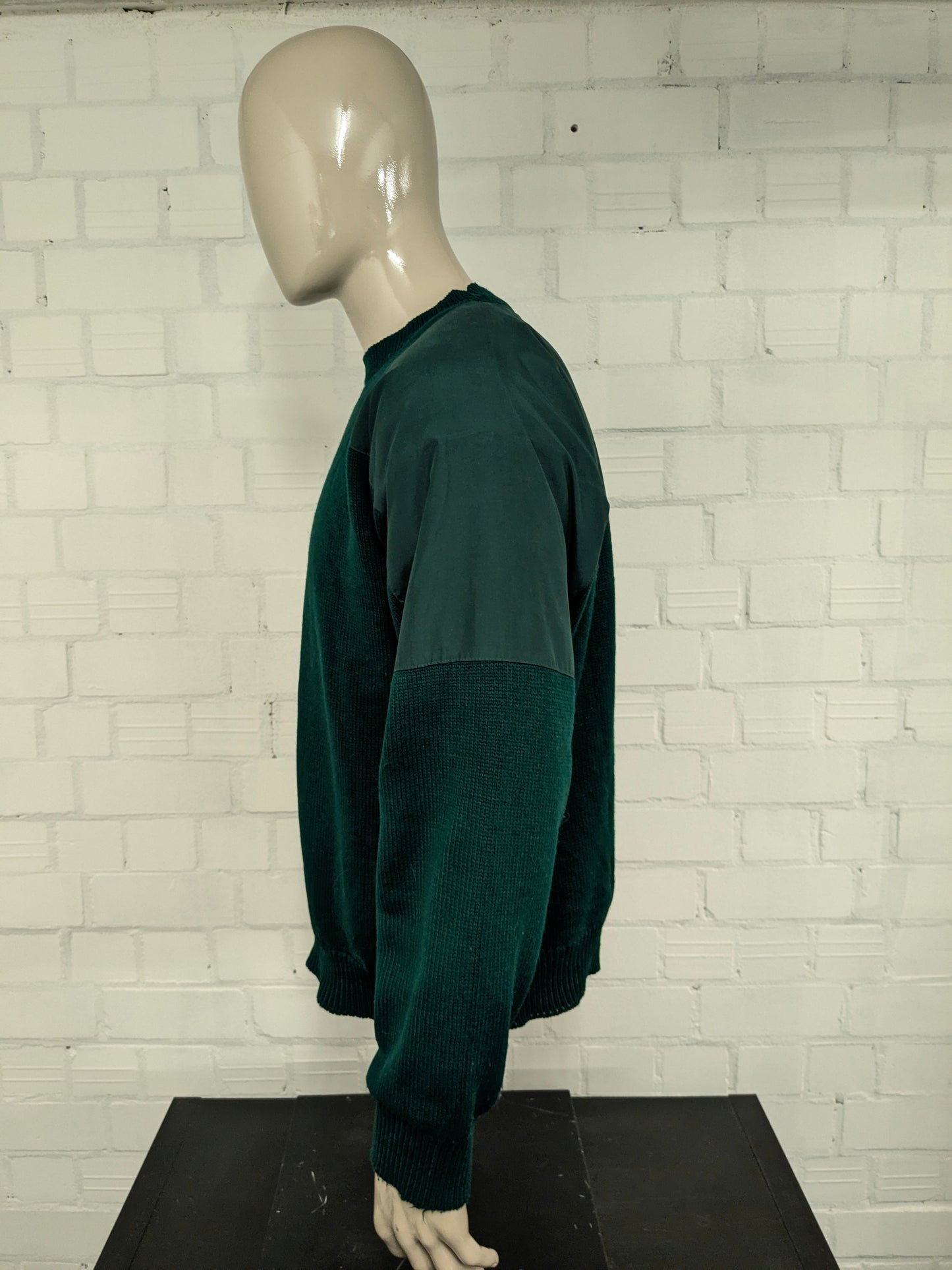 Pull de pluie vintage Eau et pull de golf à travers le vent. Vert coloré. Taille xl.