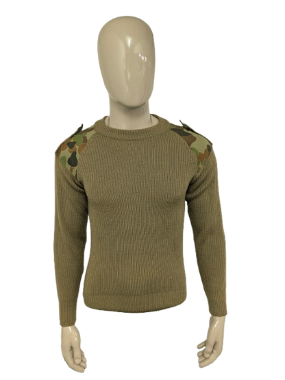 Army / army sweater with shoulder and elbow patches. Colored green. Size S.