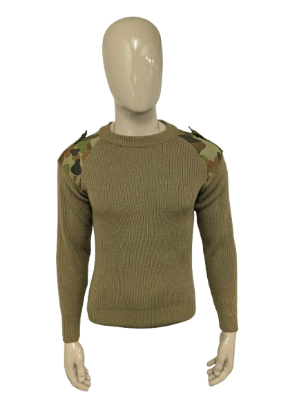 Pull / armée avec des plaques d'épaule et de coude. Vert coloré. Taille S.