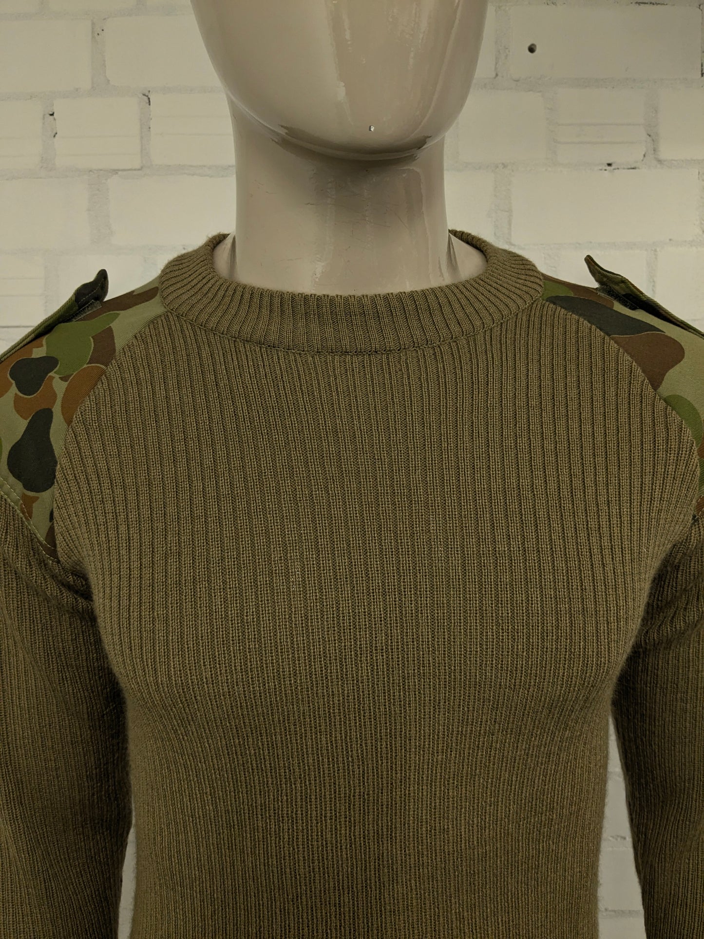 Army / army sweater with shoulder and elbow patches. Colored green. Size S.