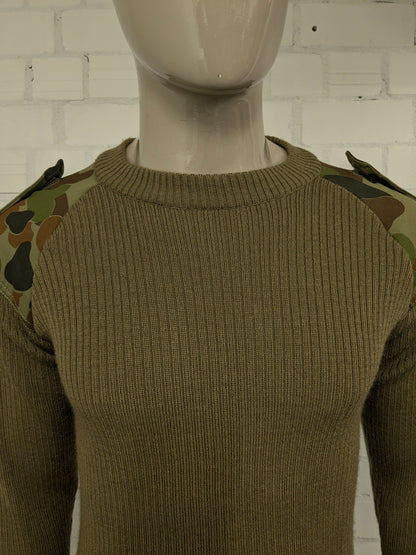 Army / army sweater with shoulder and elbow patches. Colored green. Size S.