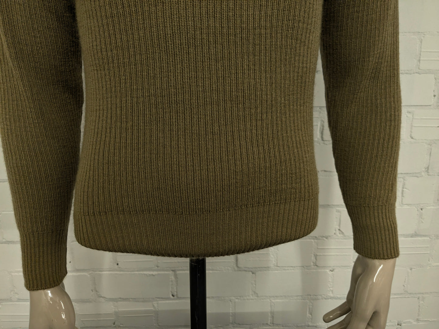Army / army sweater with shoulder and elbow patches. Colored green. Size S.