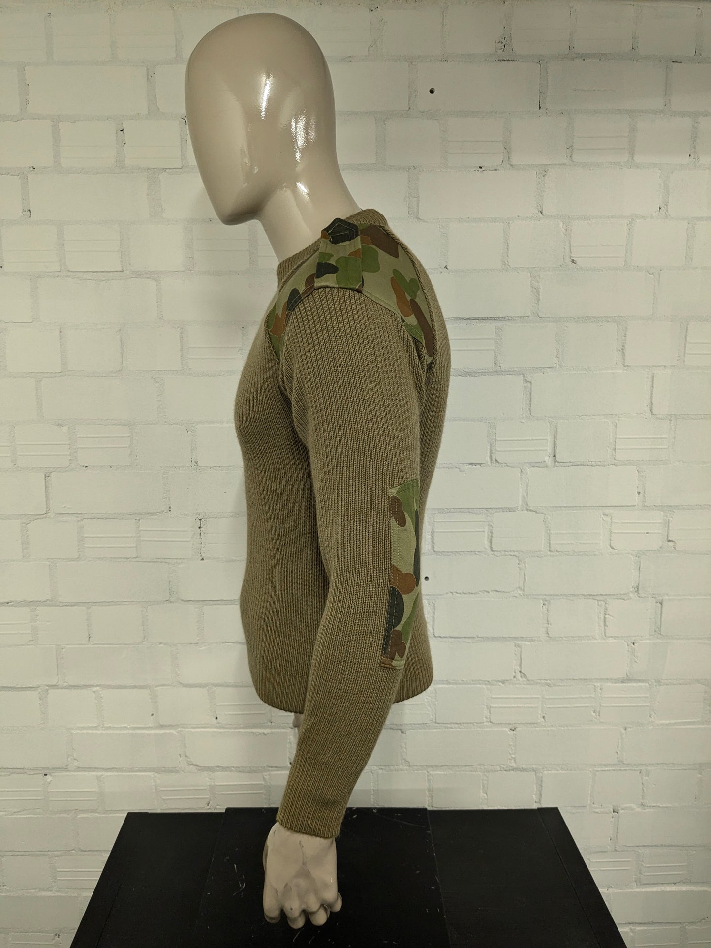 Army / army sweater with shoulder and elbow patches. Colored green. Size S.