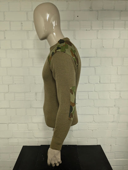 Army / army sweater with shoulder and elbow patches. Colored green. Size S.