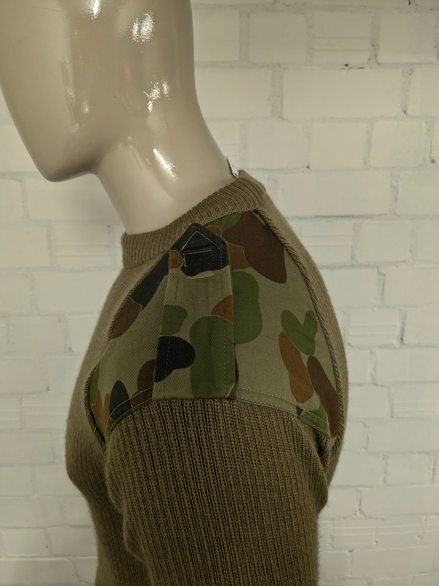 Army / army sweater with shoulder and elbow patches. Colored green. Size S.