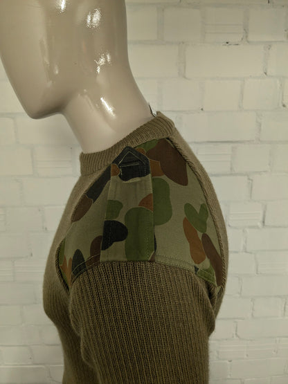 Army / army sweater with shoulder and elbow patches. Colored green. Size S.