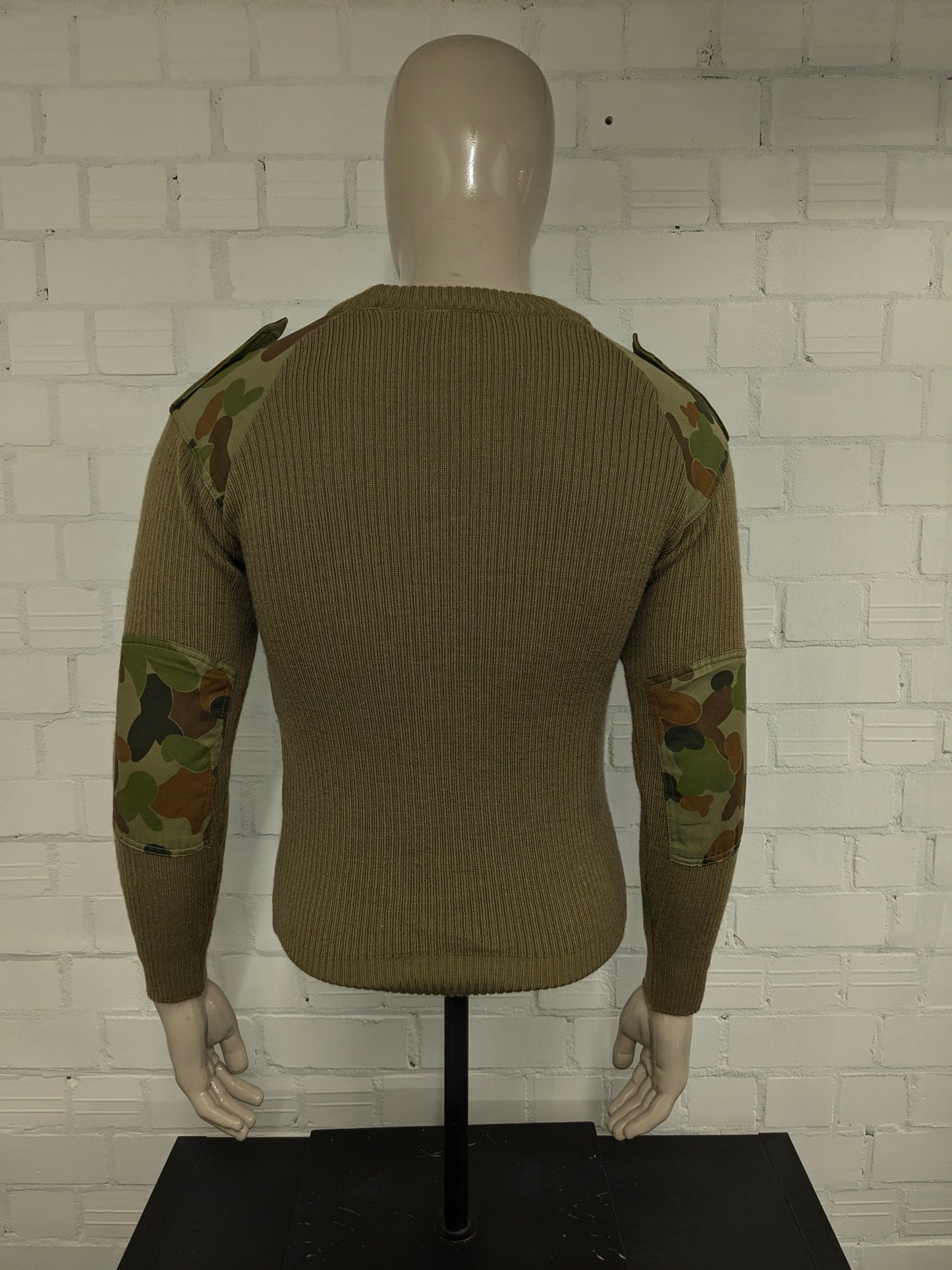 Army / army sweater with shoulder and elbow patches. Colored green. Size S.
