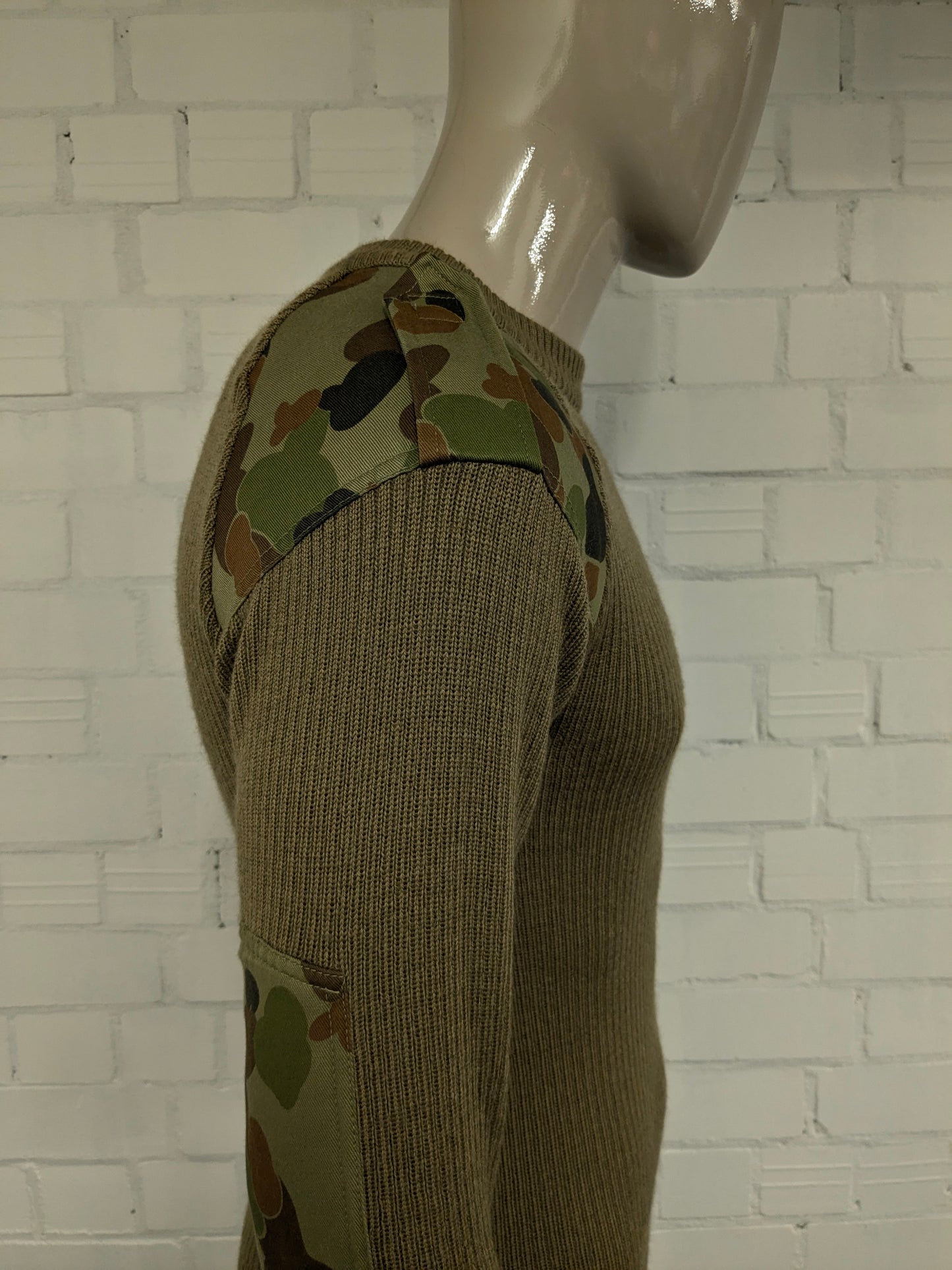 Army / army sweater with shoulder and elbow patches. Colored green. Size S.