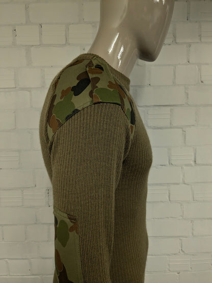 Army / army sweater with shoulder and elbow patches. Colored green. Size S.