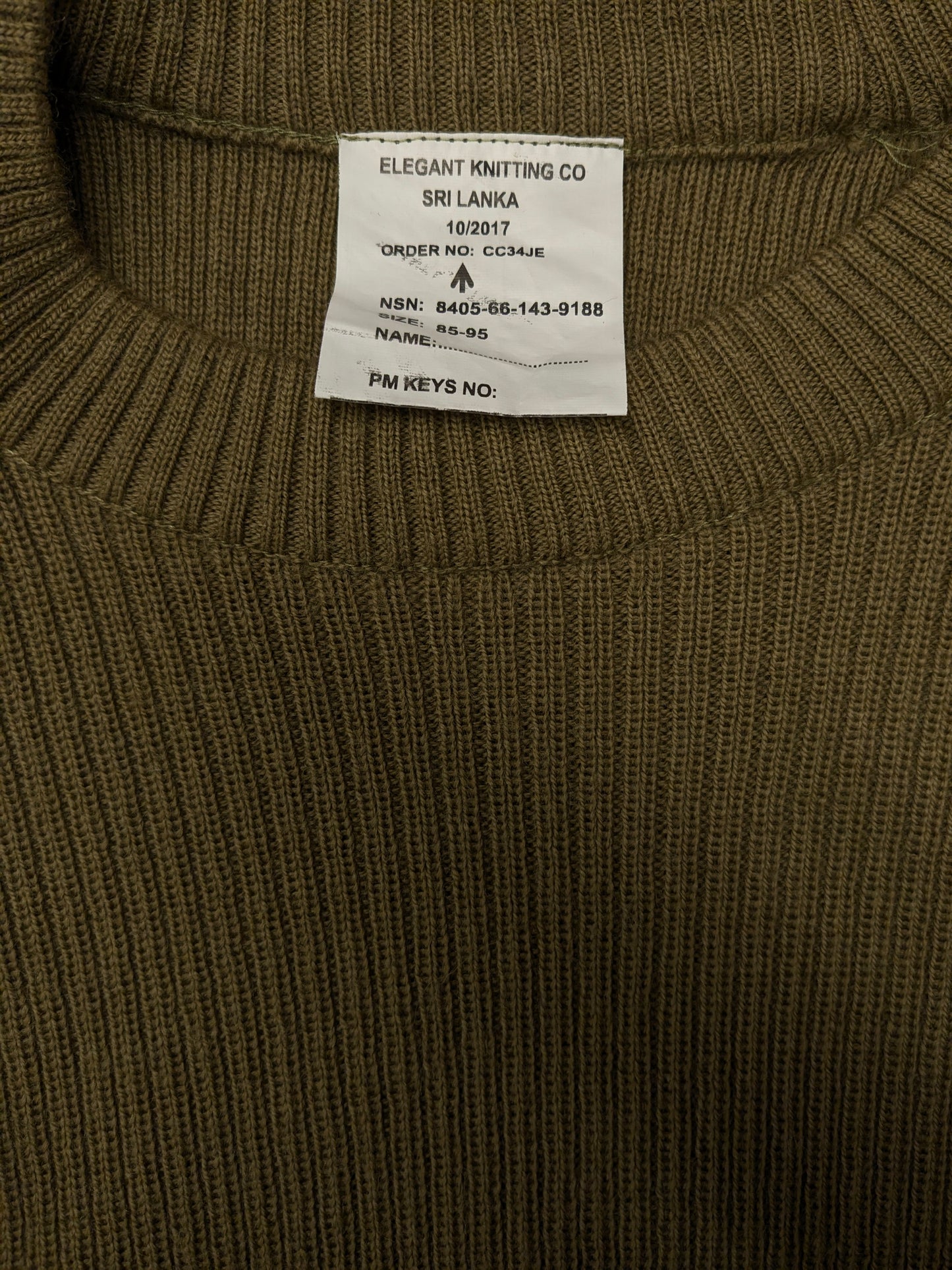 Army / army sweater with shoulder and elbow patches. Colored green. Size S.