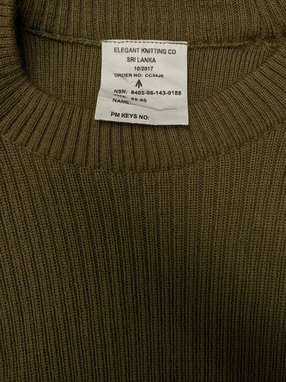 Army / army sweater with shoulder and elbow patches. Colored green. Size S.