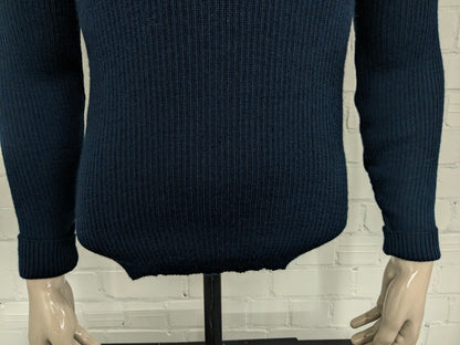 Armee / Armee-Pullover mit V-Ausschnitt und Schulter- und Ellbogenflecken. Dunkelblau gefärbt. Größe M.