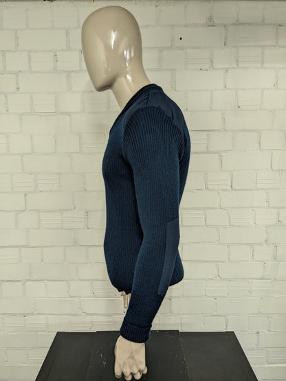 Armee / Armee-Pullover mit V-Ausschnitt und Schulter- und Ellbogenflecken. Dunkelblau gefärbt. Größe M.