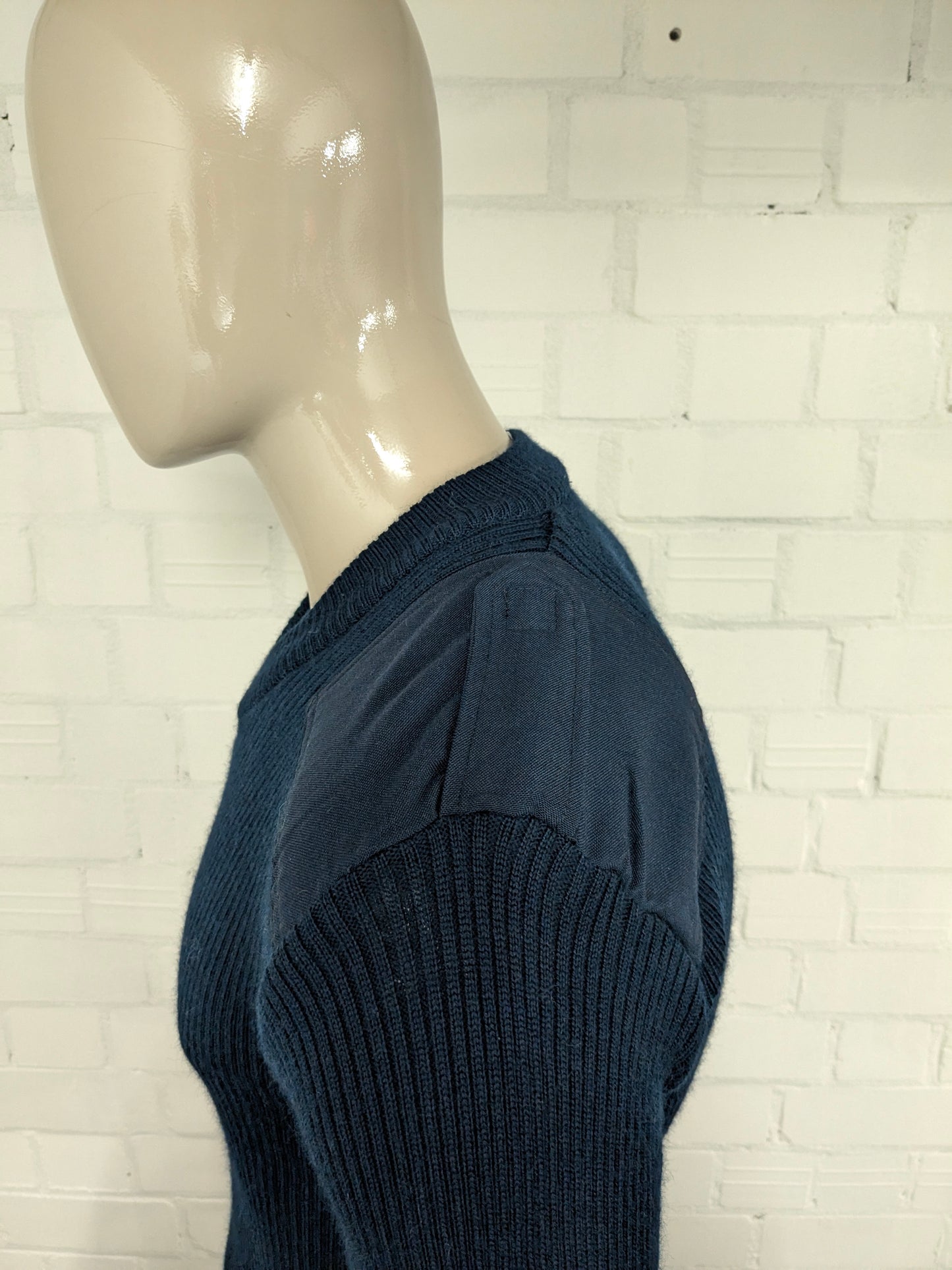 Armee / Armee-Pullover mit V-Ausschnitt und Schulter- und Ellbogenflecken. Dunkelblau gefärbt. Größe M.