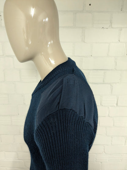 Armee / Armee-Pullover mit V-Ausschnitt und Schulter- und Ellbogenflecken. Dunkelblau gefärbt. Größe M.