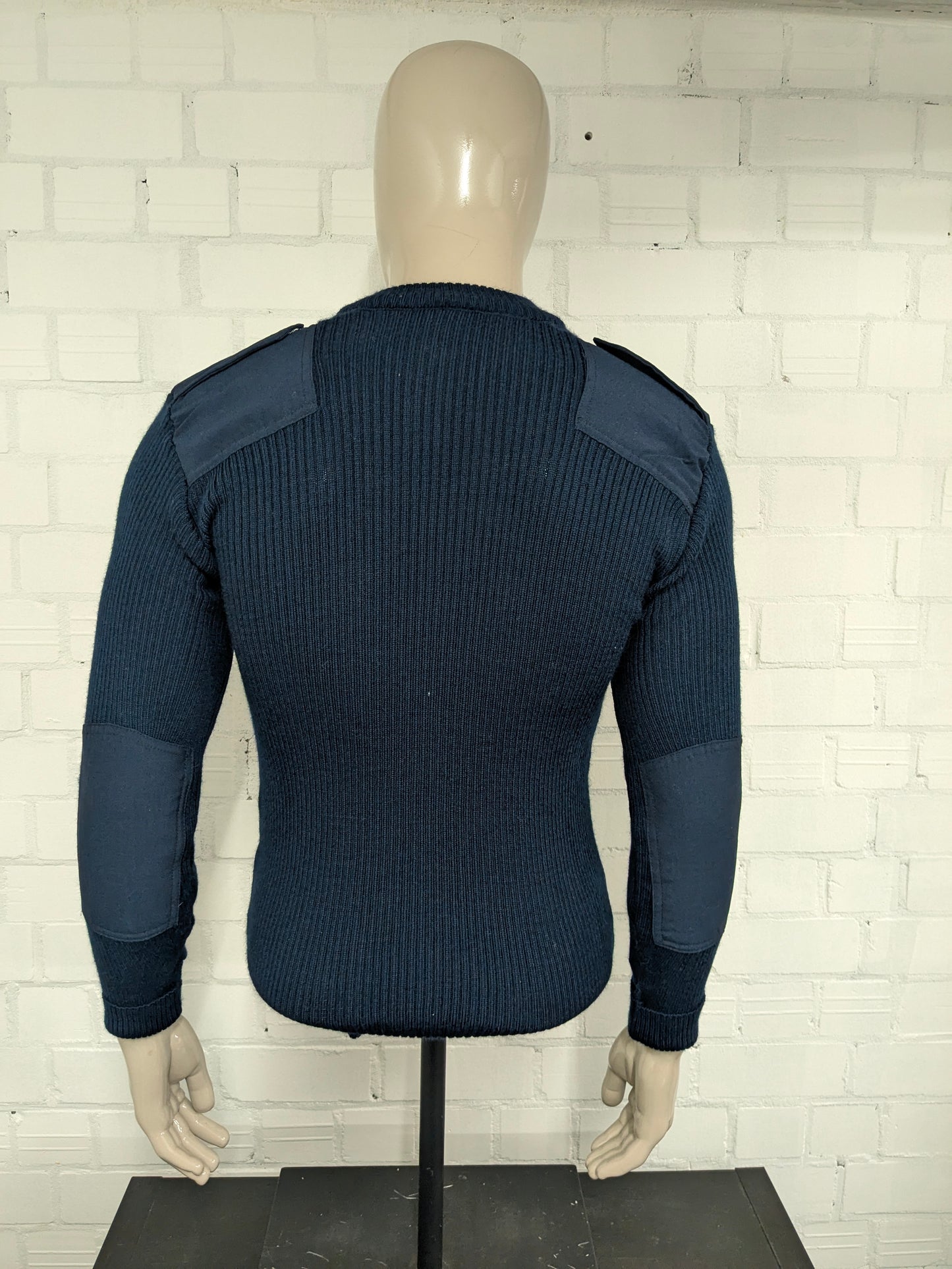 Armee / Armee-Pullover mit V-Ausschnitt und Schulter- und Ellbogenflecken. Dunkelblau gefärbt. Größe M.