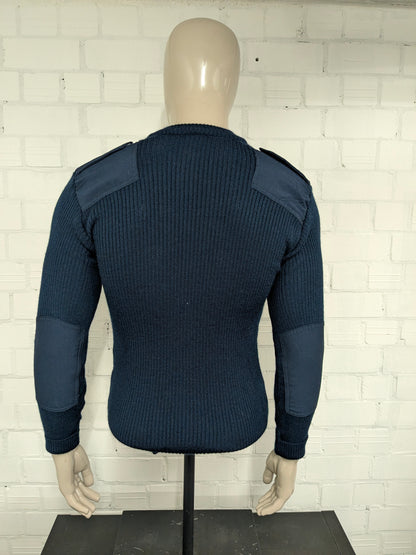 Armee / Armee-Pullover mit V-Ausschnitt und Schulter- und Ellbogenflecken. Dunkelblau gefärbt. Größe M.