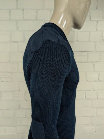 Armee / Armee-Pullover mit V-Ausschnitt und Schulter- und Ellbogenflecken. Dunkelblau gefärbt. Größe M.