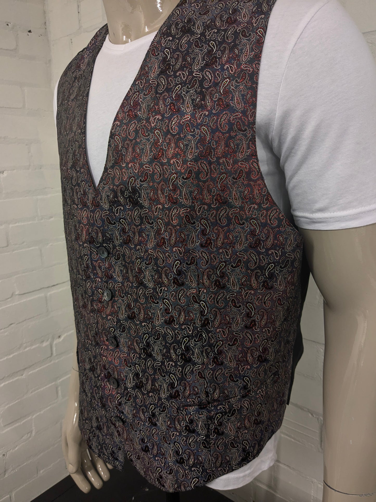 Vintage waistcoat. Red gray shiny paisley motif. Size 2XL / XXL.