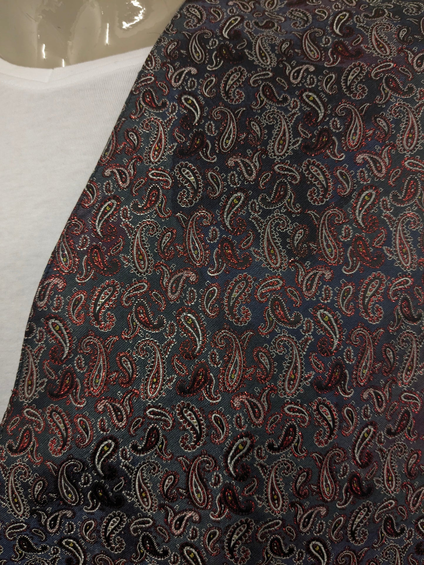 Vintage waistcoat. Red gray shiny paisley motif. Size 2XL / XXL.