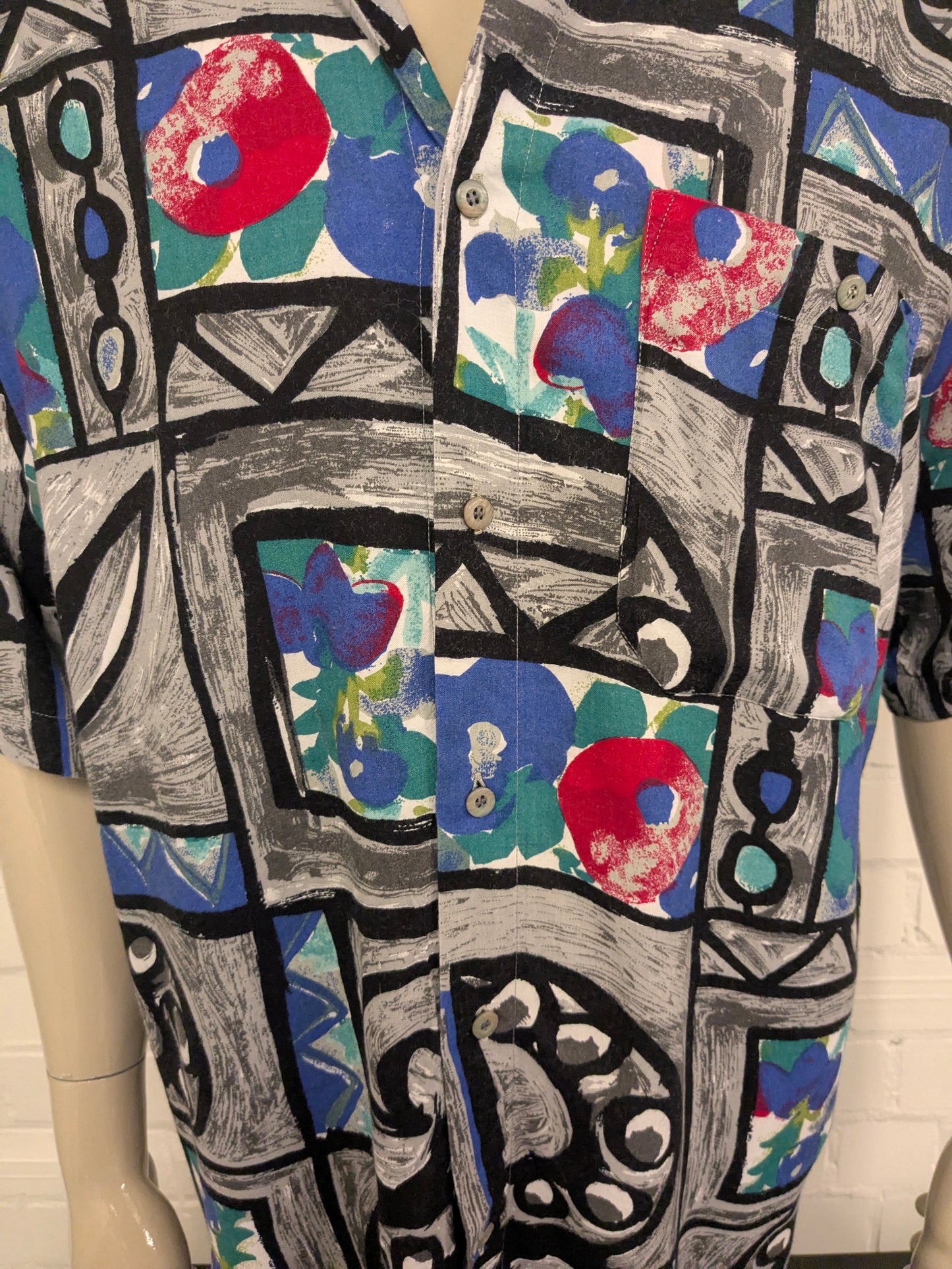 Vintage 80-90's Carlo Comberti shirt short sleeve. Black gray blue red print. Size XL.