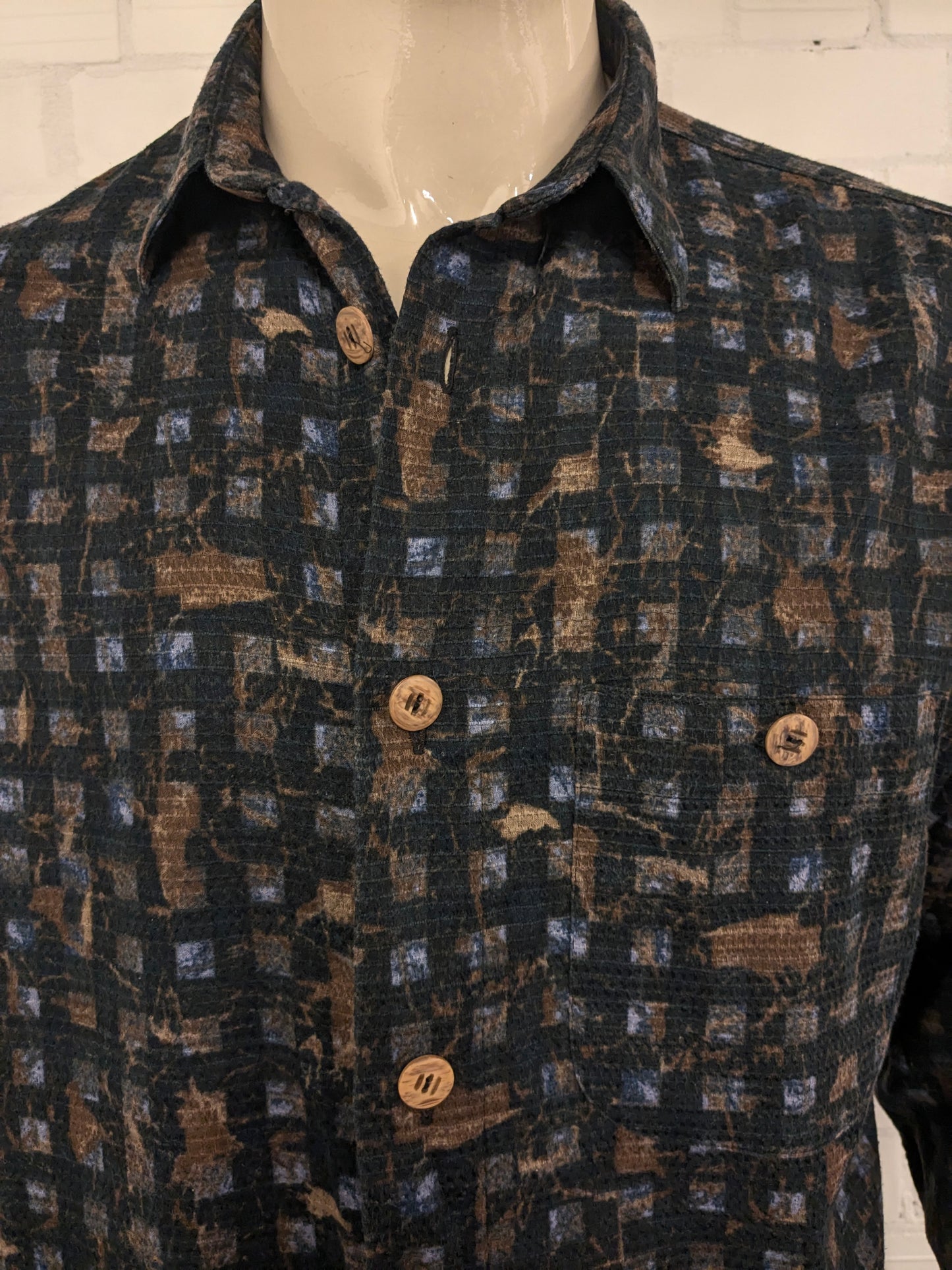 Vintage Signum shirt with large buttons. Black brown blue print. Size XL.