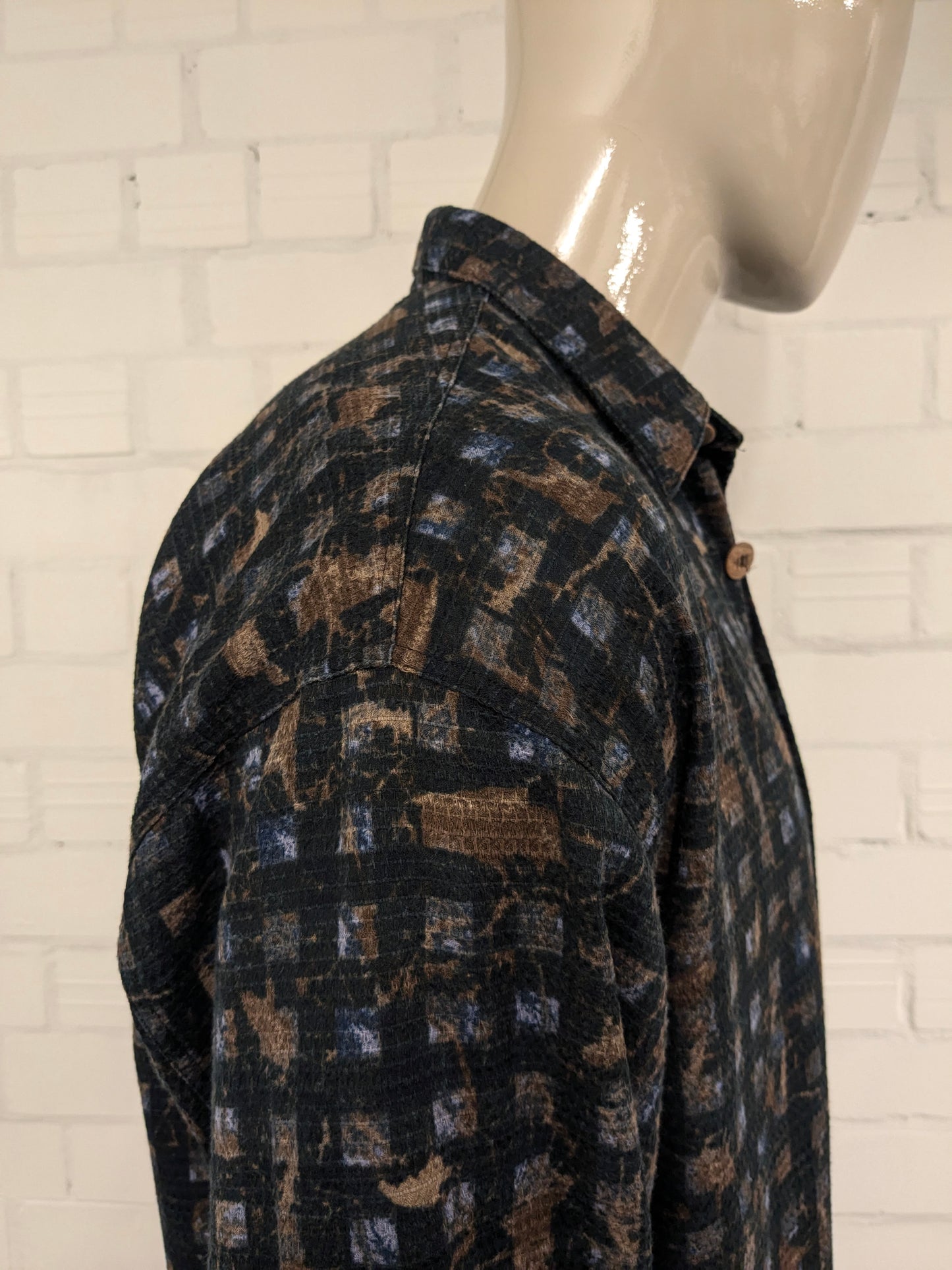 Vintage Signum shirt with large buttons. Black brown blue print. Size XL.