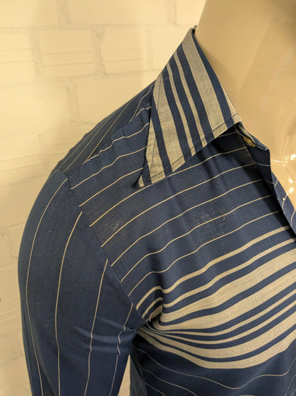 Chemise vintage des années 70 avec collier ponctuel. Gris bleu rayé. Nœud de manchet décontracté. Taille M.