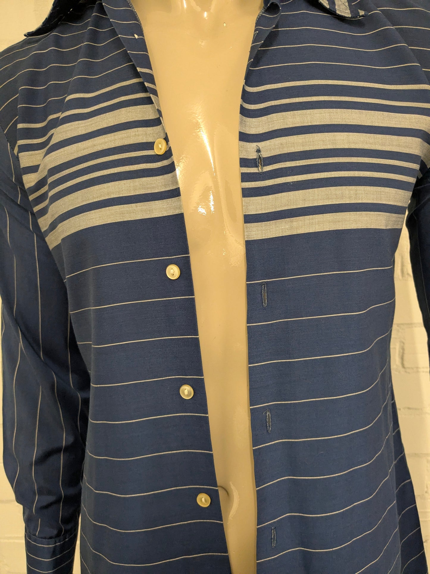 Chemise vintage des années 70 avec collier ponctuel. Gris bleu rayé. Nœud de manchet décontracté. Taille M.