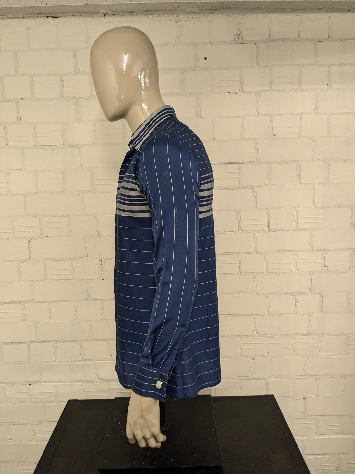 Chemise vintage des années 70 avec collier ponctuel. Gris bleu rayé. Nœud de manchet décontracté. Taille M.