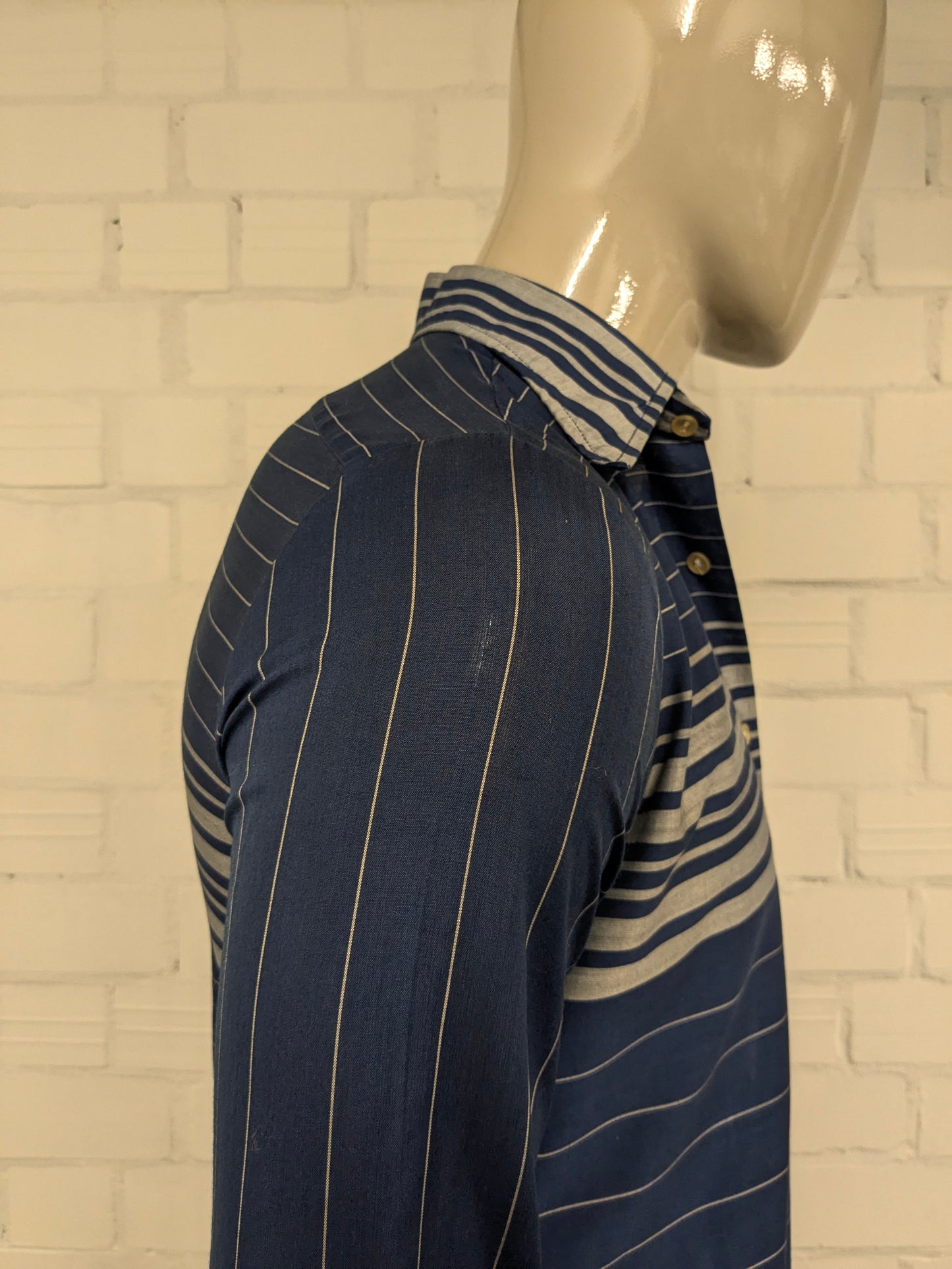 Chemise vintage des années 70 avec collier ponctuel. Gris bleu rayé. Nœud de manchet décontracté. Taille M.