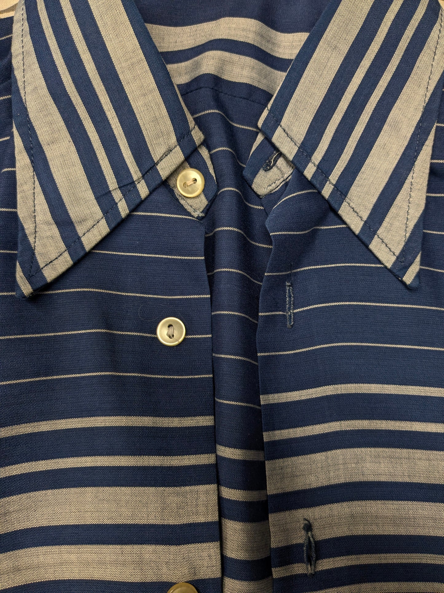 Chemise vintage des années 70 avec collier ponctuel. Gris bleu rayé. Nœud de manchet décontracté. Taille M.