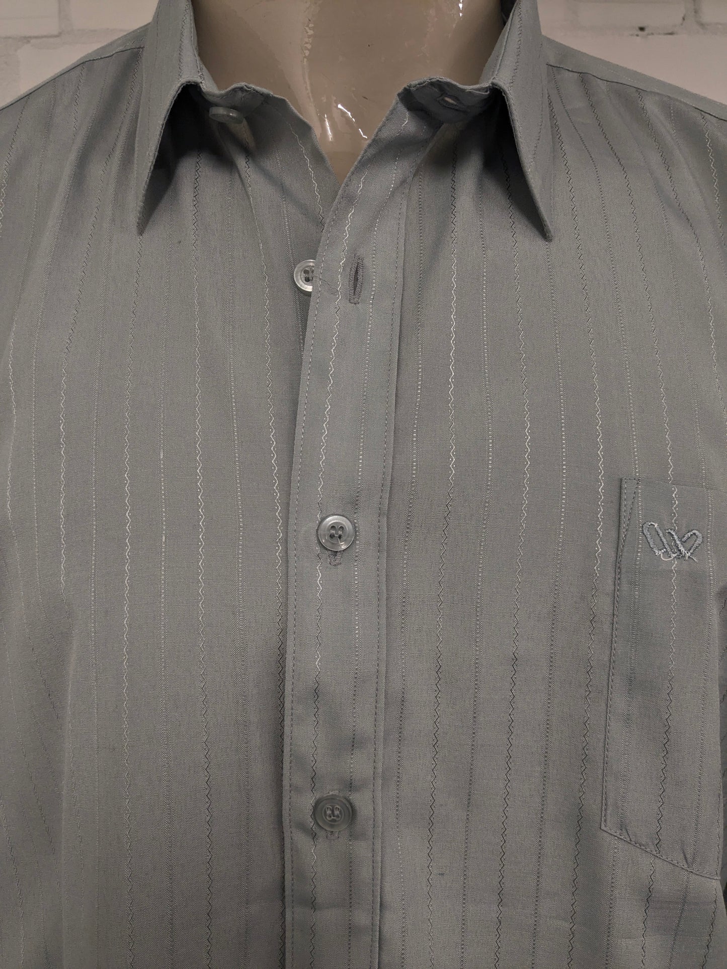 Vintage 70's king shirt. Light green striped motif. Size 2XL / XXL.