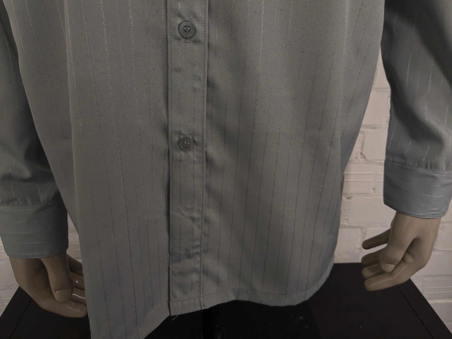 Vintage 70's king shirt. Light green striped motif. Size 2XL / XXL.