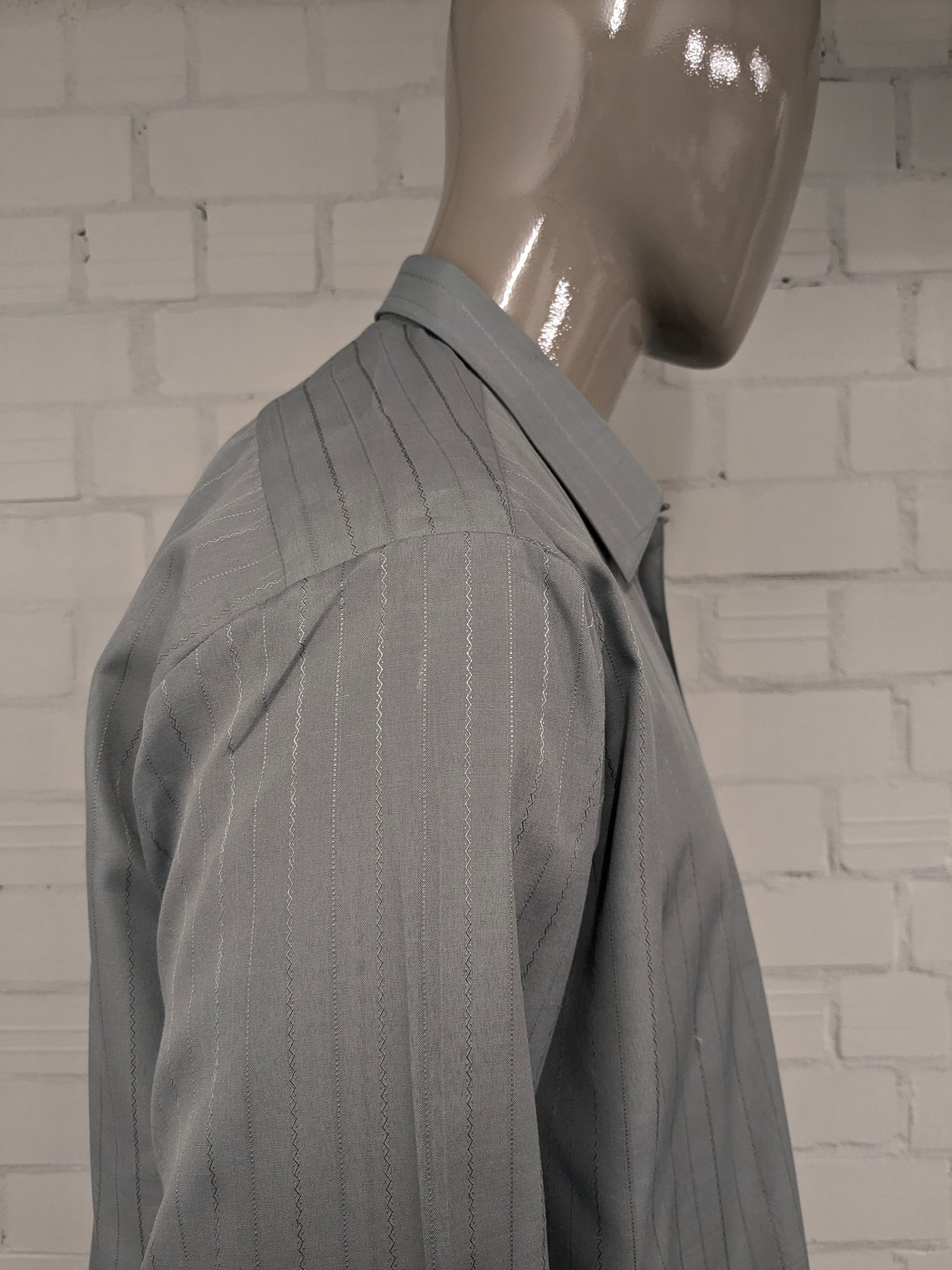 Vintage 70's king shirt. Light green striped motif. Size 2XL / XXL.