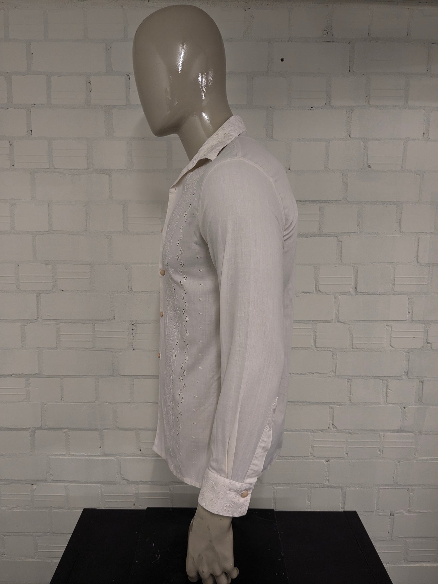 Camicia vintage degli anni '70. Beige con dettagli in pizzo. Taglia M. Slimt fit.