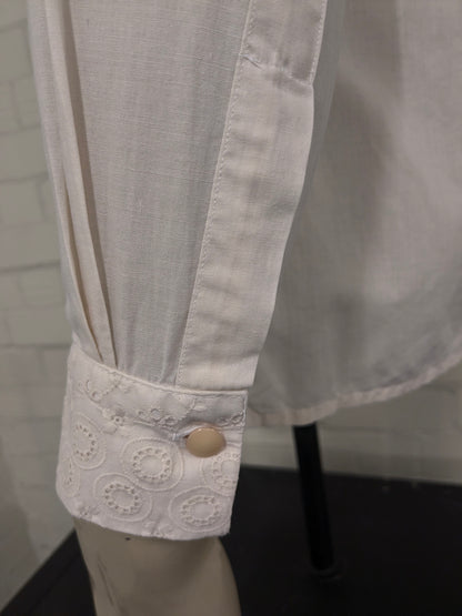 Camicia vintage degli anni '70. Beige con dettagli in pizzo. Taglia M. Slimt fit.