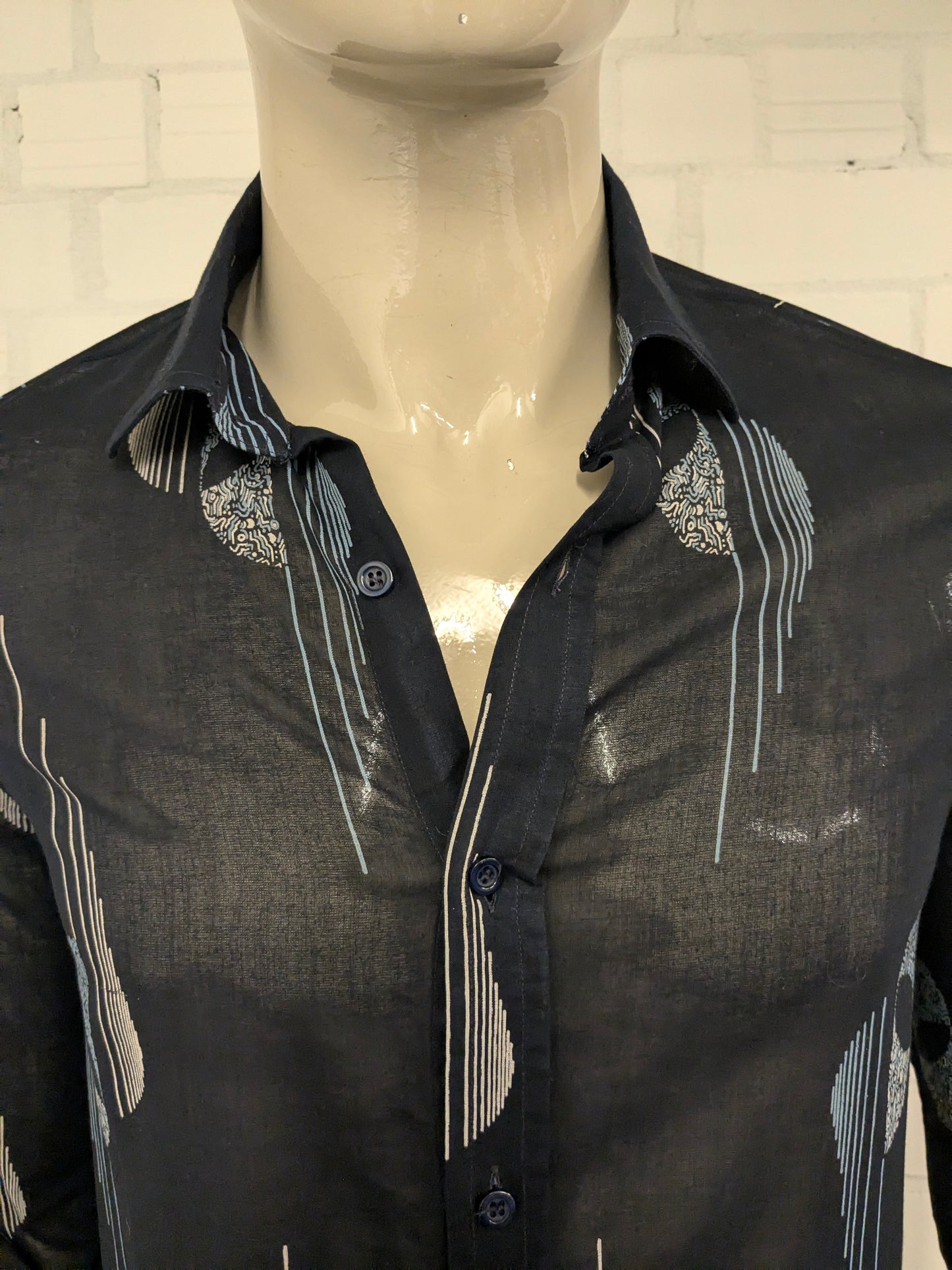 Vintage IV Passport licht doorschijnend overhemd. Zwart Blauw Beige print. Maat M.